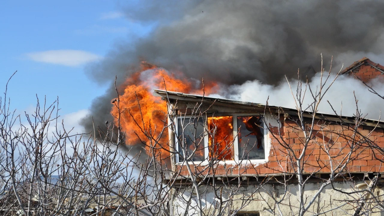 Yanan evdeki komşusunun yetişin çığlığını duydu, alevlerin içinden kurtardı