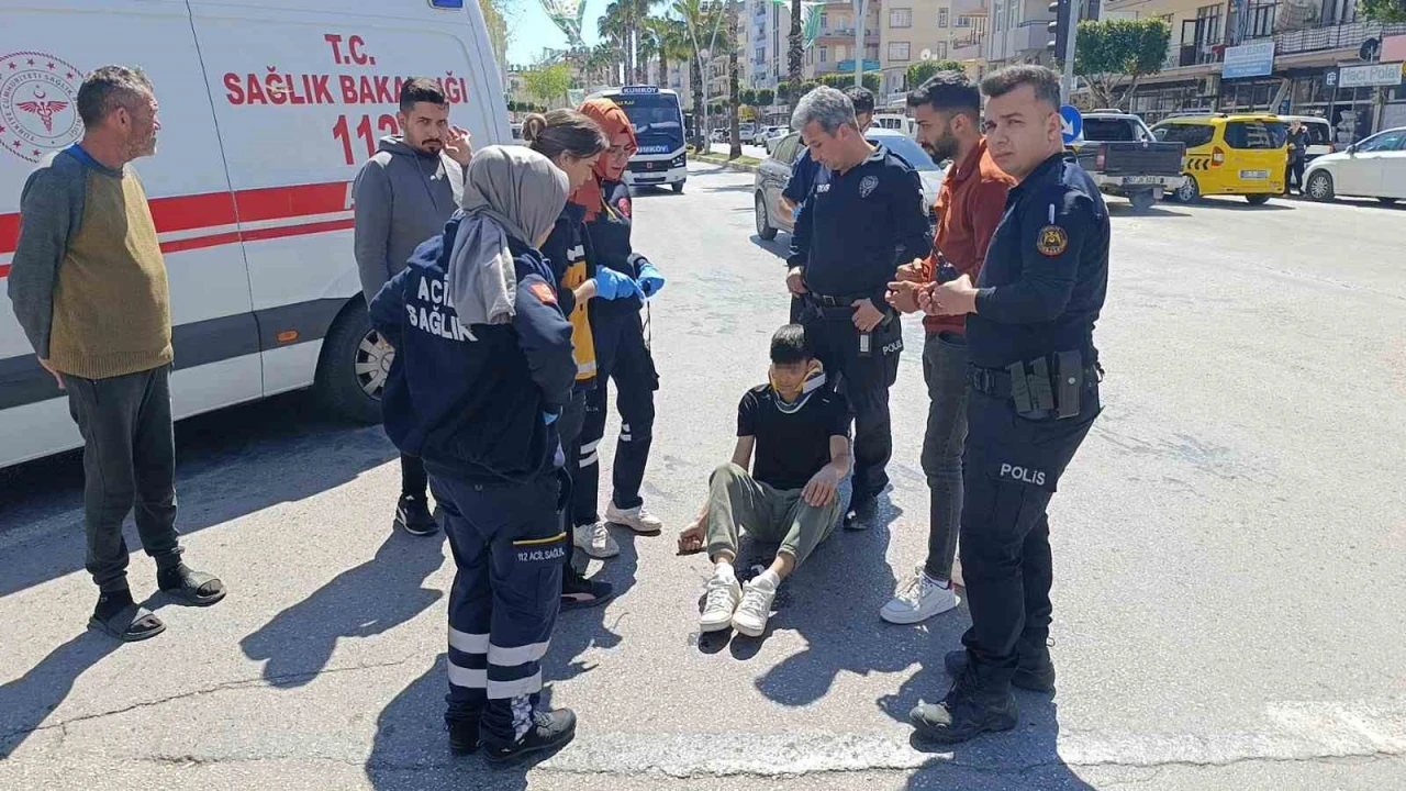 Yasağa rağmen U dönüşü yapan otomobile motosiklet çarptı: 2 yaralı