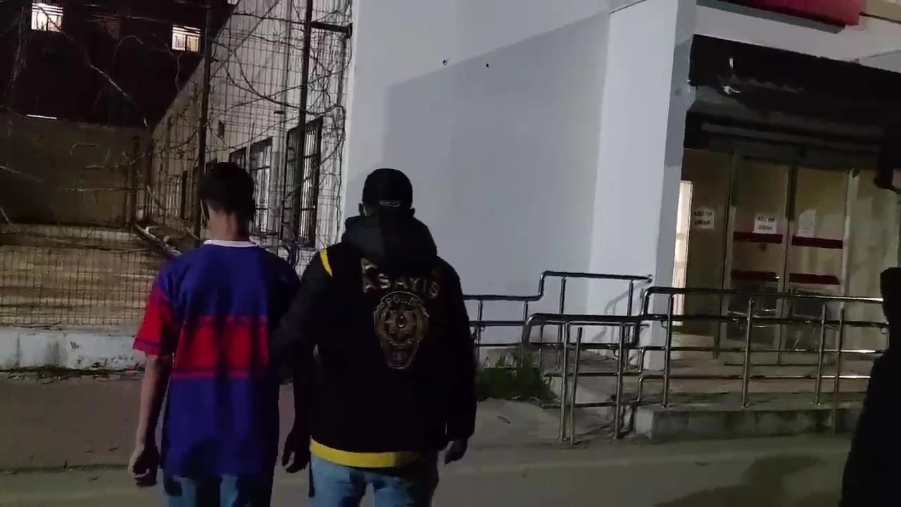 Yer Adana:16 yaşındaki şüpheliler, 4 kişiyi gasp edip 2 öğrenciyi bıçakladı