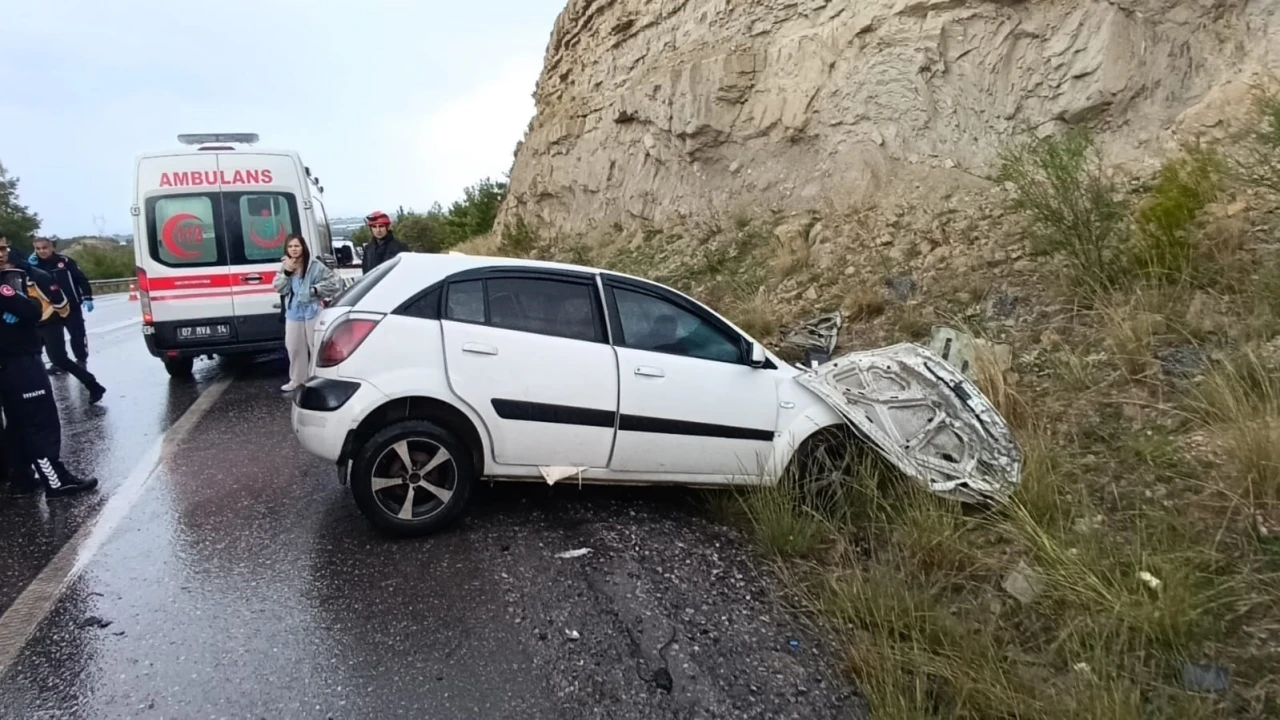 Yolcu otobüsü otomobille çarpıştı: 2 ölü