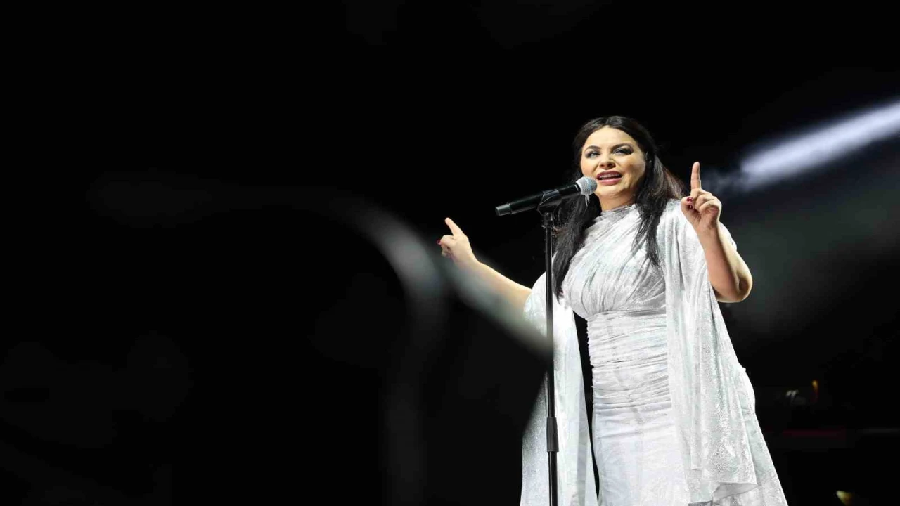 Zara sesi ve şarkılarıyla Antalyalıları büyüledi