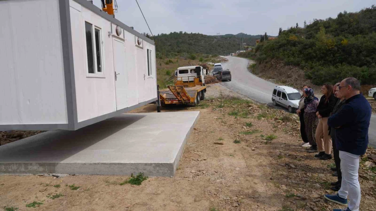 Zor şartlar altında yaşayan vatandaşa konteyner ev hediye edildi