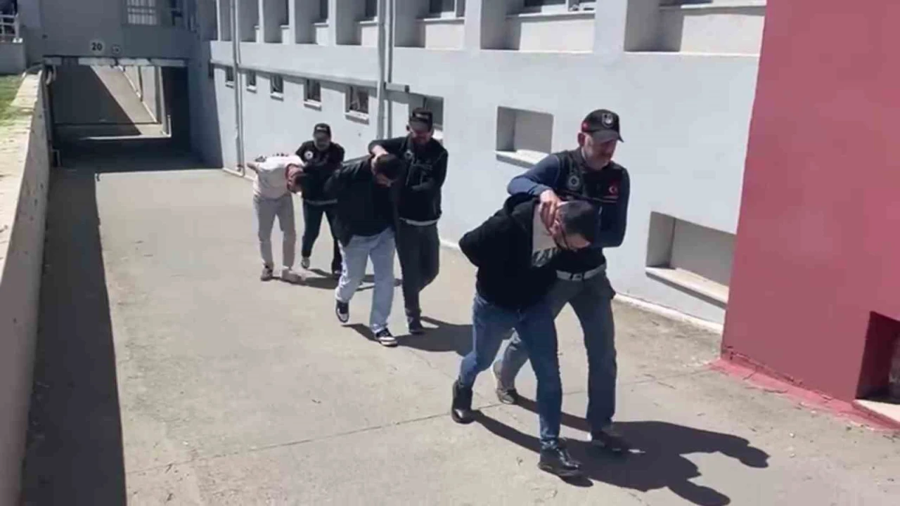 1 kilo 52 gram uyuşturucu ile yakalanan şüphelilerden Satıcı değil içiciyiz savunması