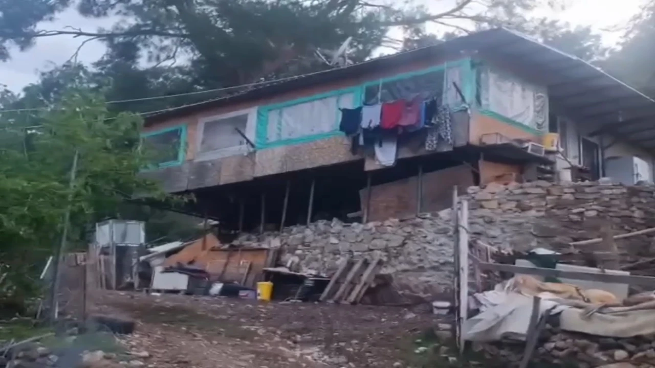 2 yıldır aranan firarı yatak odasının altına kazdığı tünelde yakalandı