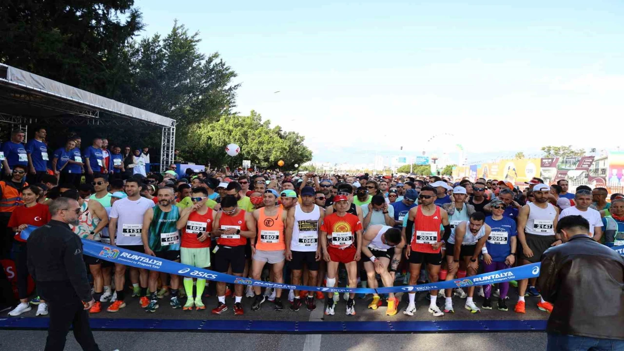 68 ülkeden 1800ü yabancı,10 bin sporcu Runtalyada koştu