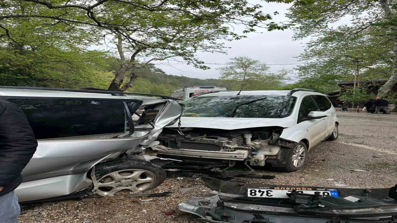 Adanada 5 kişilik ailenin cenazesinden dönen amca aynı yolda kaza yaptı: 8 yaralı