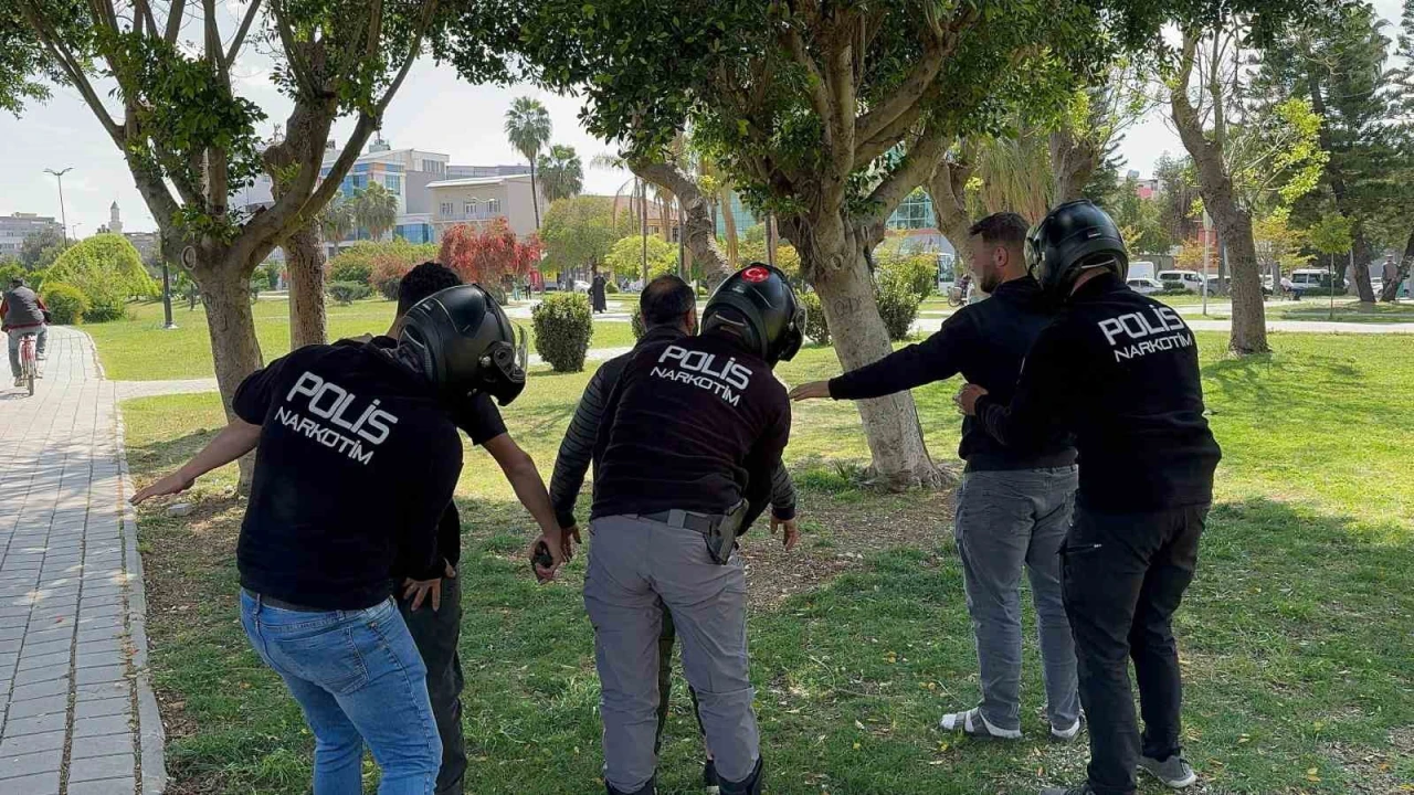 Adanada park ve sokaklarda uyuşturucu içen 55 şahıs yakalandı