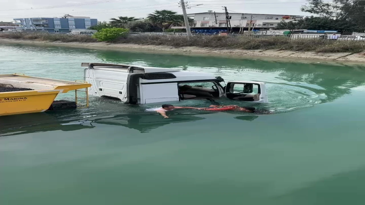 Adanada tır sulama kanalına düştü, 2 kişi kurtarıldı