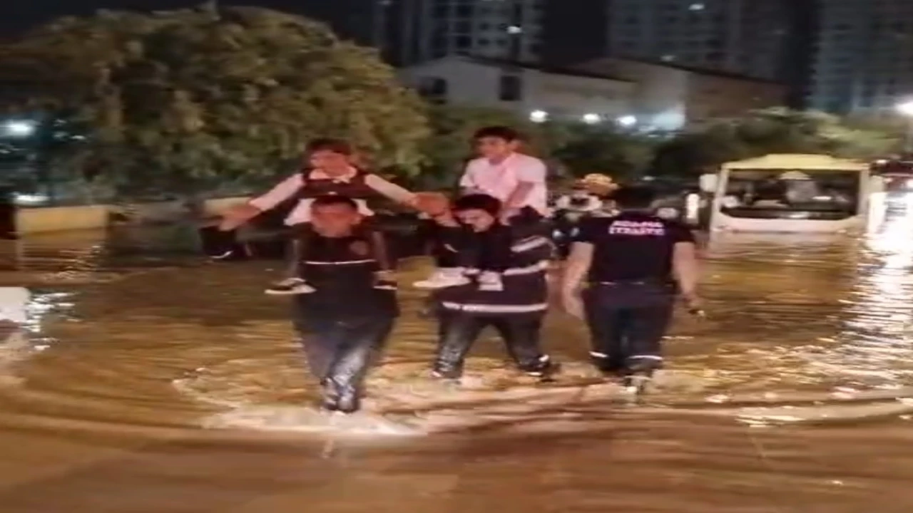 Adanada yağmur nedeniyle serviste mahsur kalan çocuklar böyle kurtarıldı