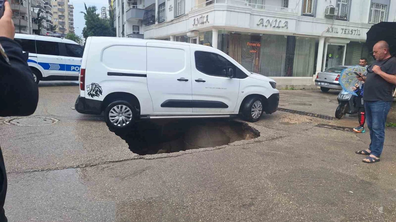 Adanada yol çöktü, araç düşmekten son anda kurtuldu