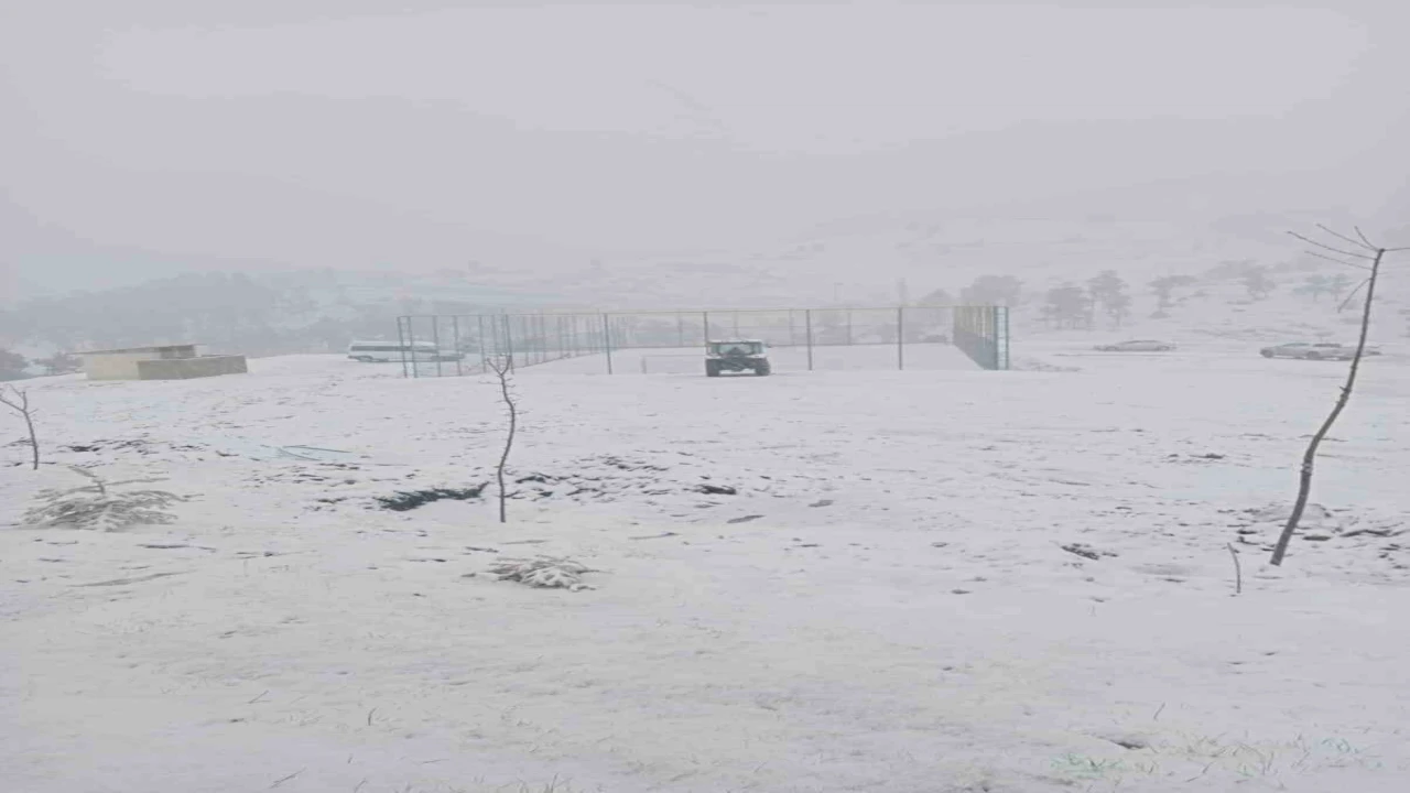 Adanada yüksek kesimlerinde kar yağışı