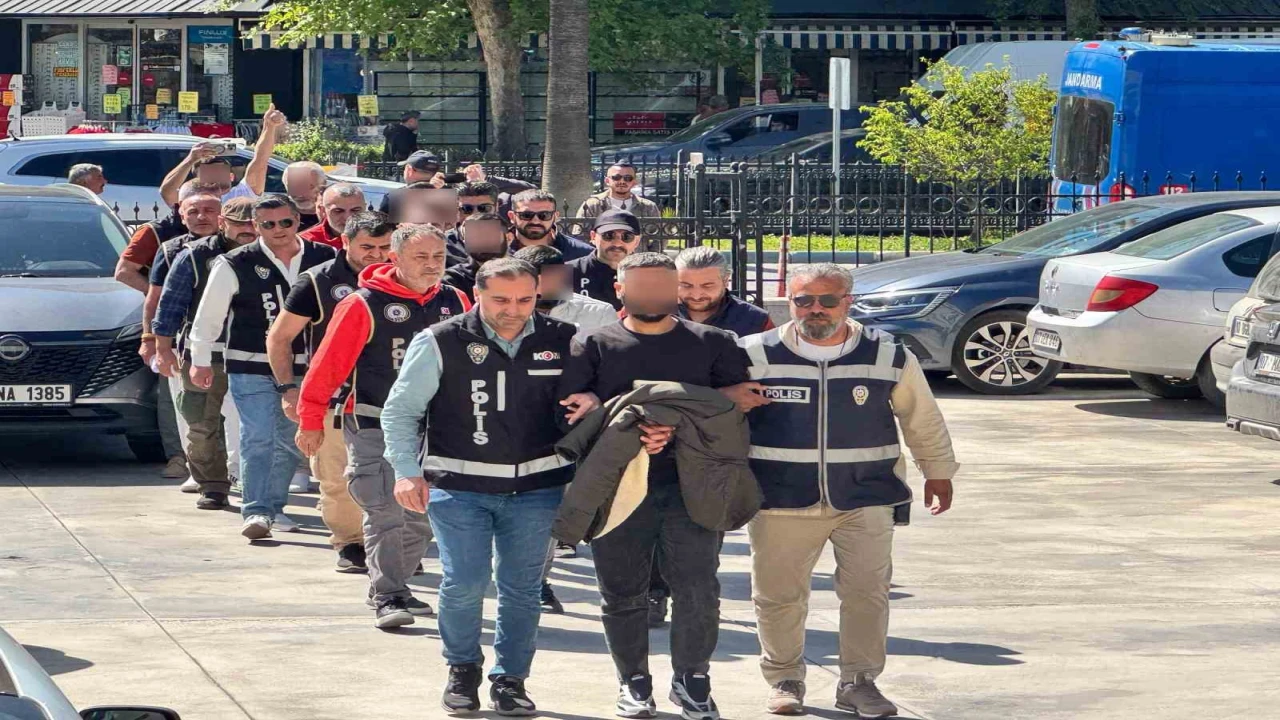 Adliyeye sevk edilirken Düğün alayı mı var demişlerdi, 3ü tutuklandı