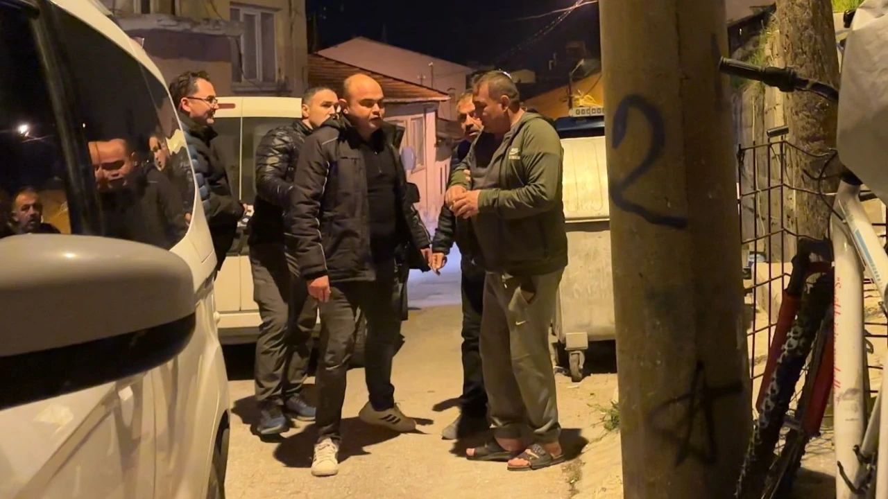 Ailesi ile tartışıp elinde tüfekle sokakta havaya ateş açan alkollü şahıs polise ecel teri döktürdü