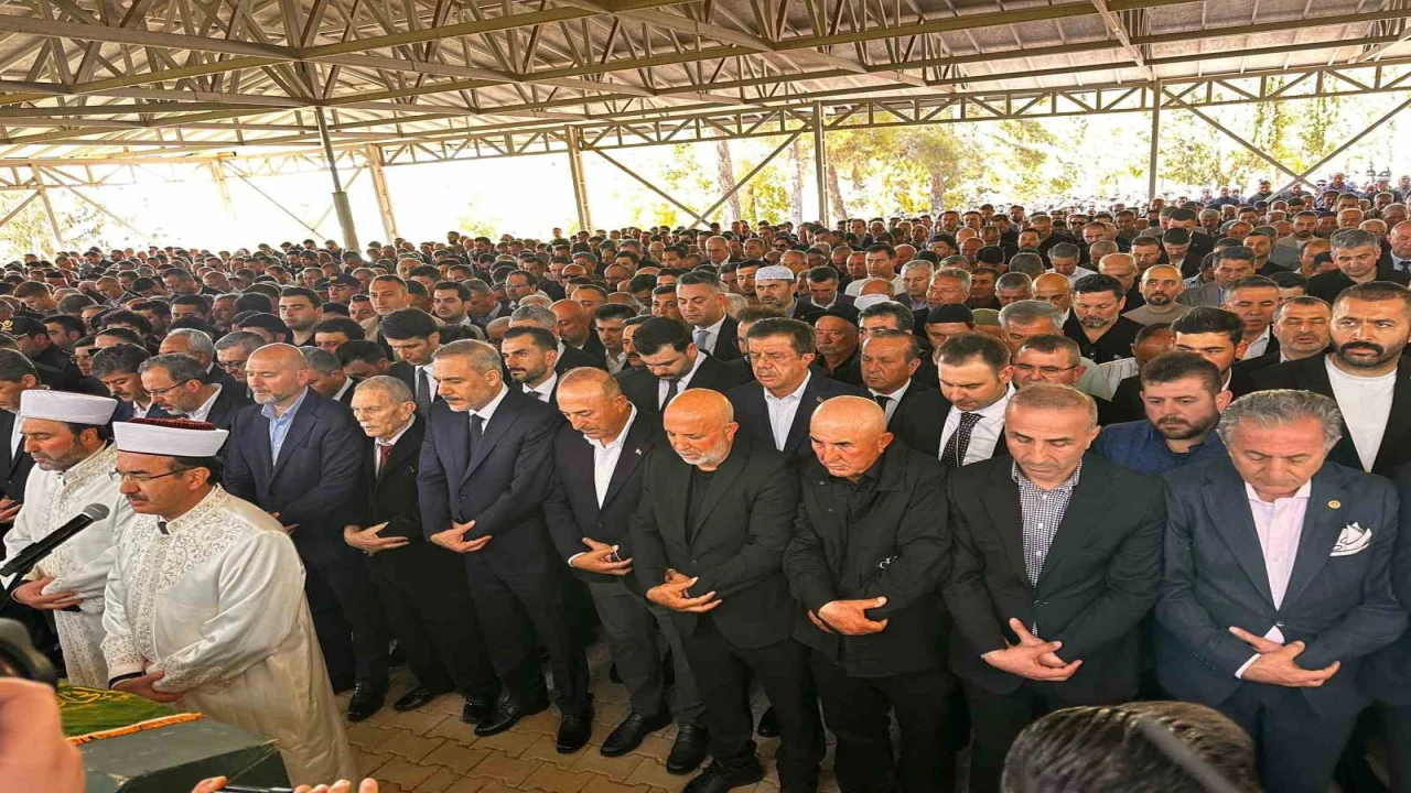 Ak Parti Antalya Milletvekili Mevlüt Çavuşoğlunun babası toprağa verildi