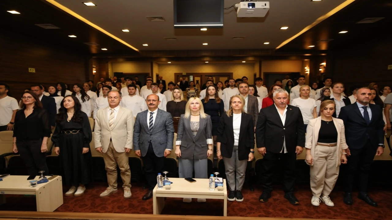 Akdeniz Üniversitesinde Gastronomi öğrencilerine ceket ve bıçak töreni