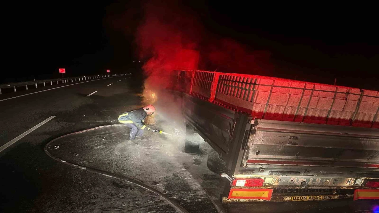 Aksekide rampa inerken balataları yanan tır alev aldı