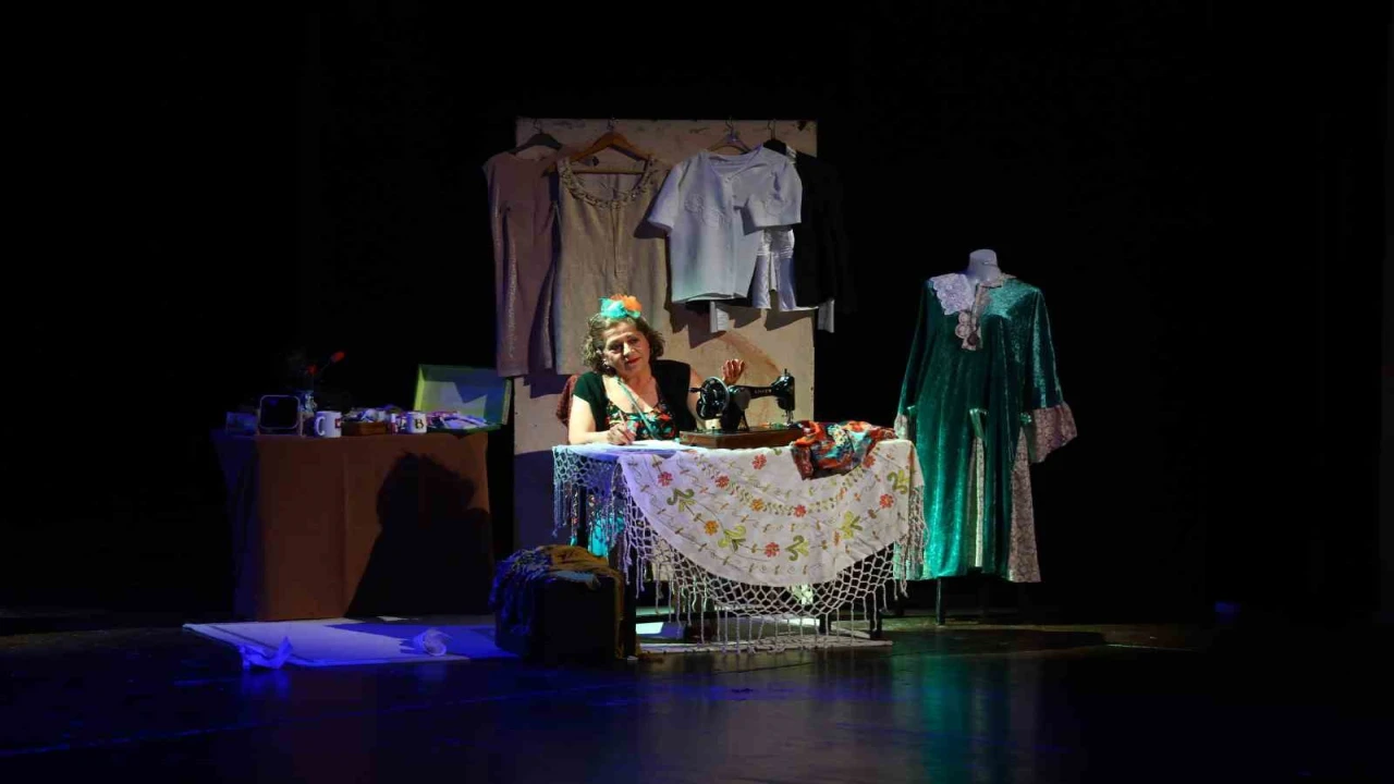 Aktif Yaşlı Merkezi tiyatrocuları Ahlar Ağacı ile izleyiciden tam not aldı