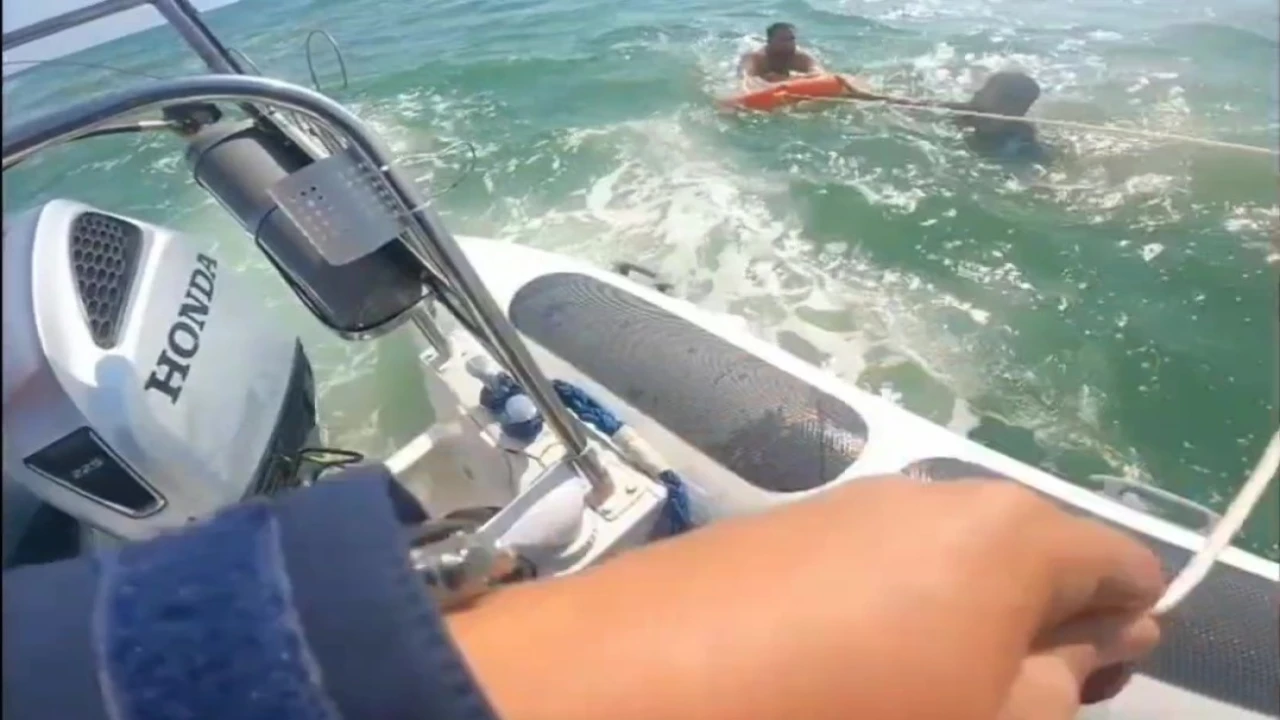 Alabora olan teknedeki 4 kişiyi Sahil Güvenlik kurtardı