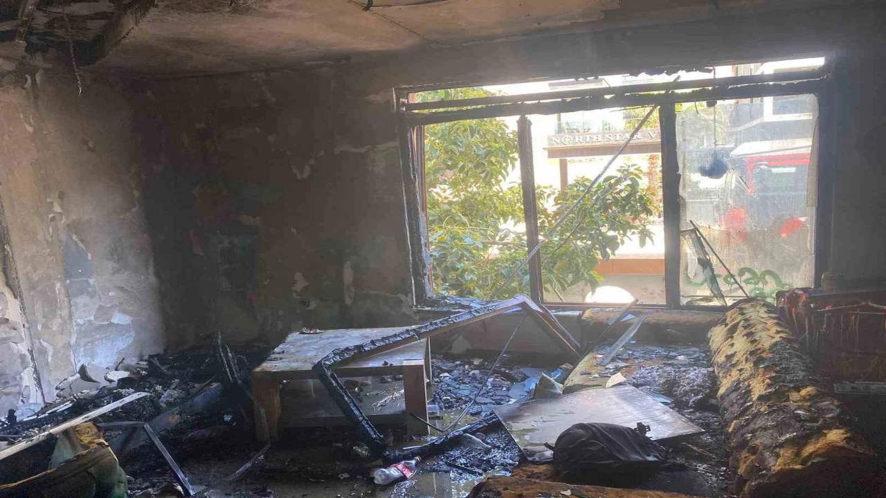 Alanyada apartman dairesinde çıkan yangında 1 kişi dumandan etkilendi