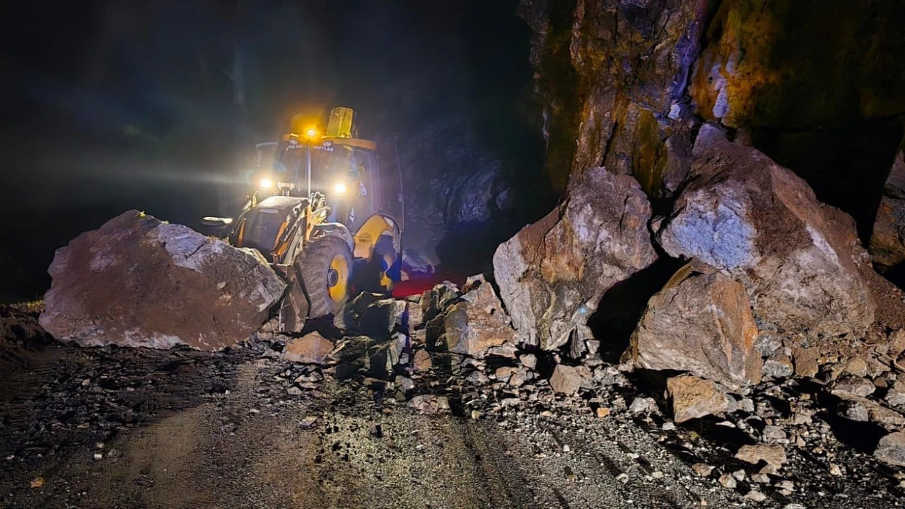 Alanyada heyelan nedeniyle kapanan yol açıldı