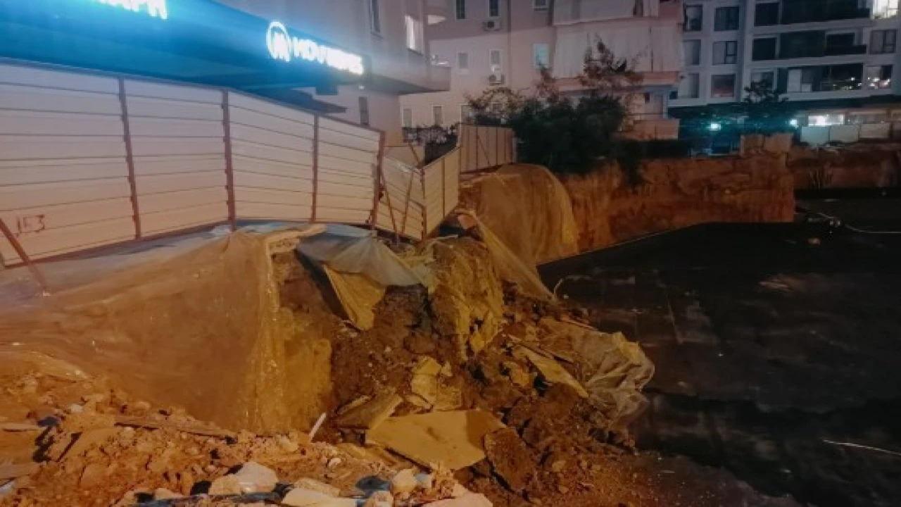 Alanyada inşaatın koruma duvarı yıkıldı