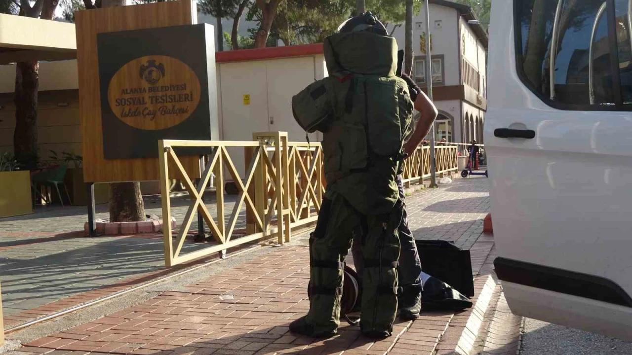 Alanyada şüpheli valizden elbise çıktı