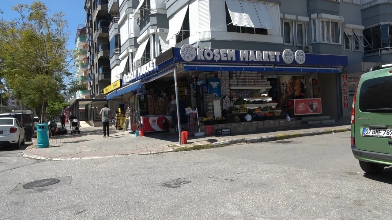 Alkol şişelerini poşete atıp sırra kadem bastı