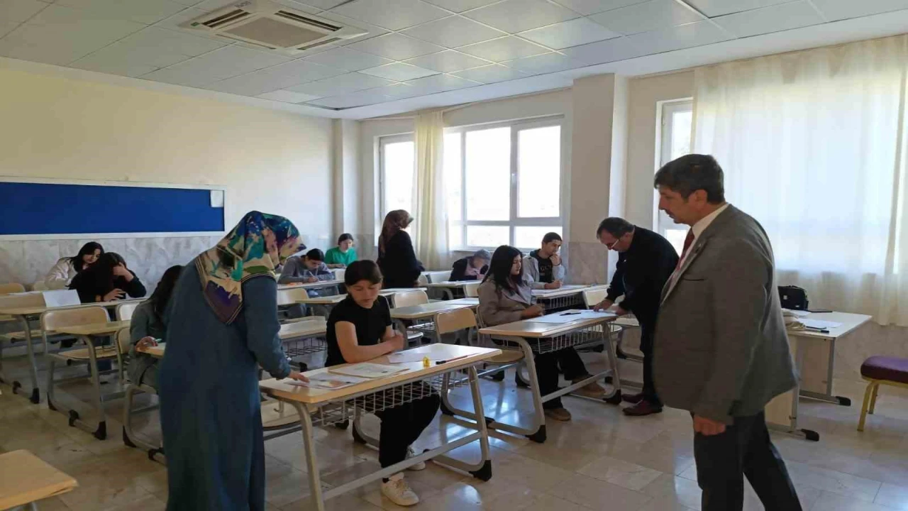 Anamurlu gençler, umre ödüllü bilgi yarışmasında heyecanla yarıştı