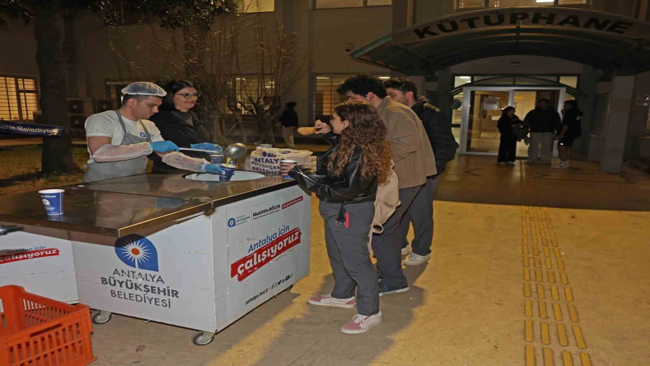 Antalya Büyükşehir Belediyesinden öğrencilere sıcak çorba ikramı