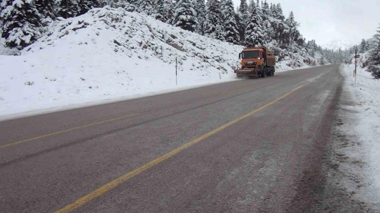 Antalya-Konya karayolunda kar etkisini kaybetti