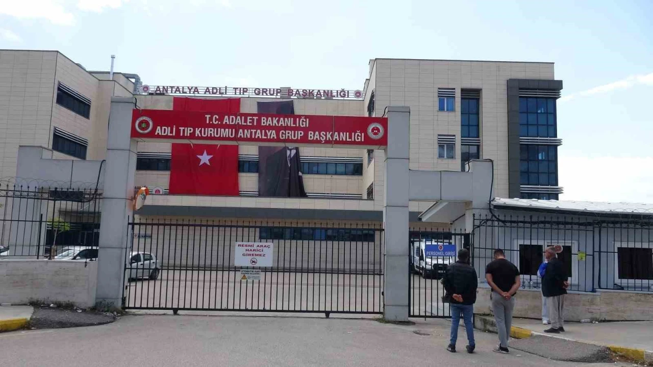 Antalyada 17 yaşındaki kızı öldürüp intihar eden adamın cenazesi alındı