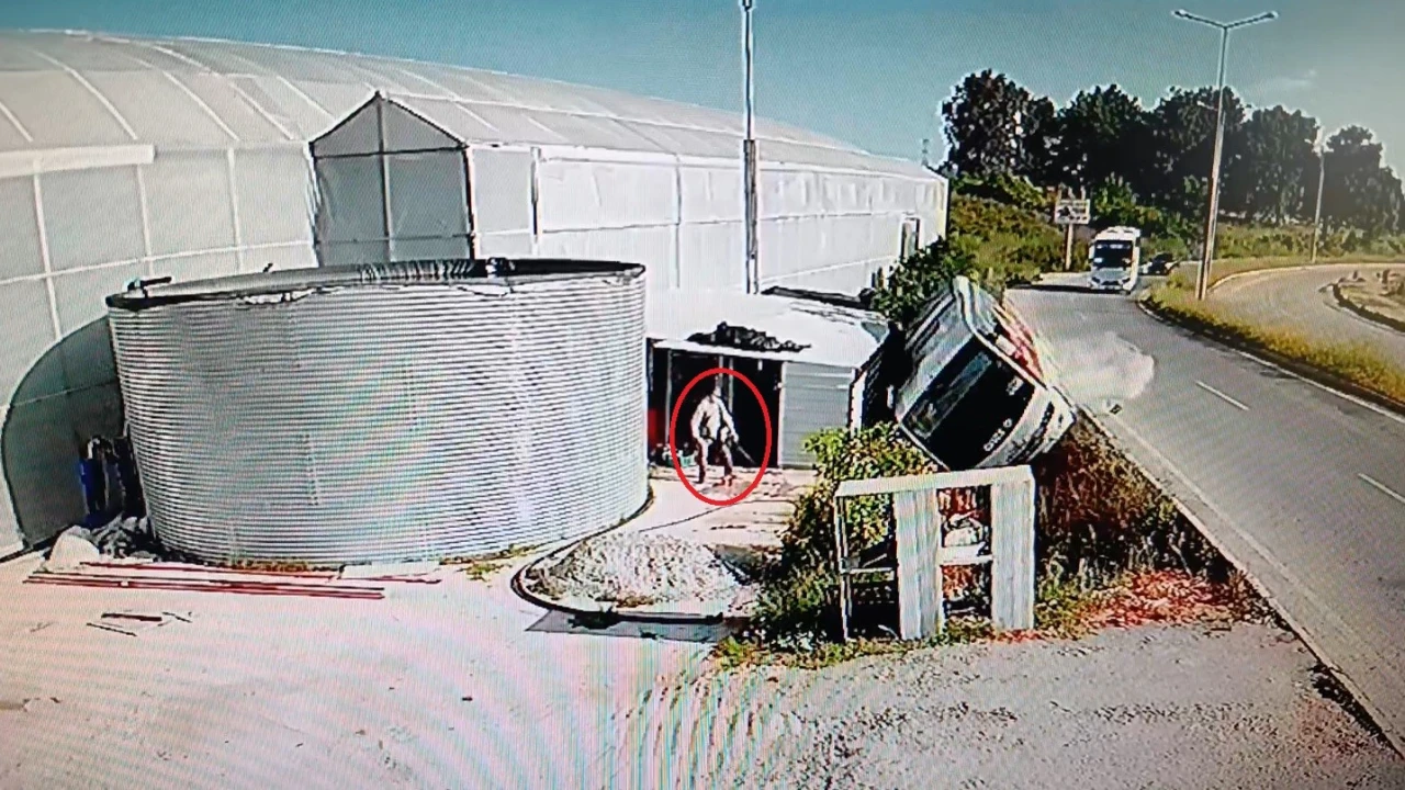 Antalyada 18 turistin yaralandığı tur midibüsünün devrilme anı kamerada