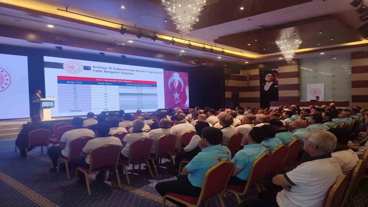 Antalyada 300 turizm şoförüne yol güvenliği eğitimi verildi