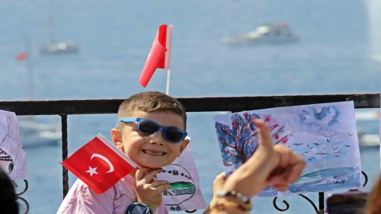 Antalyada denizdeki 23 Nisan korteji görsel şölen oluşturdu