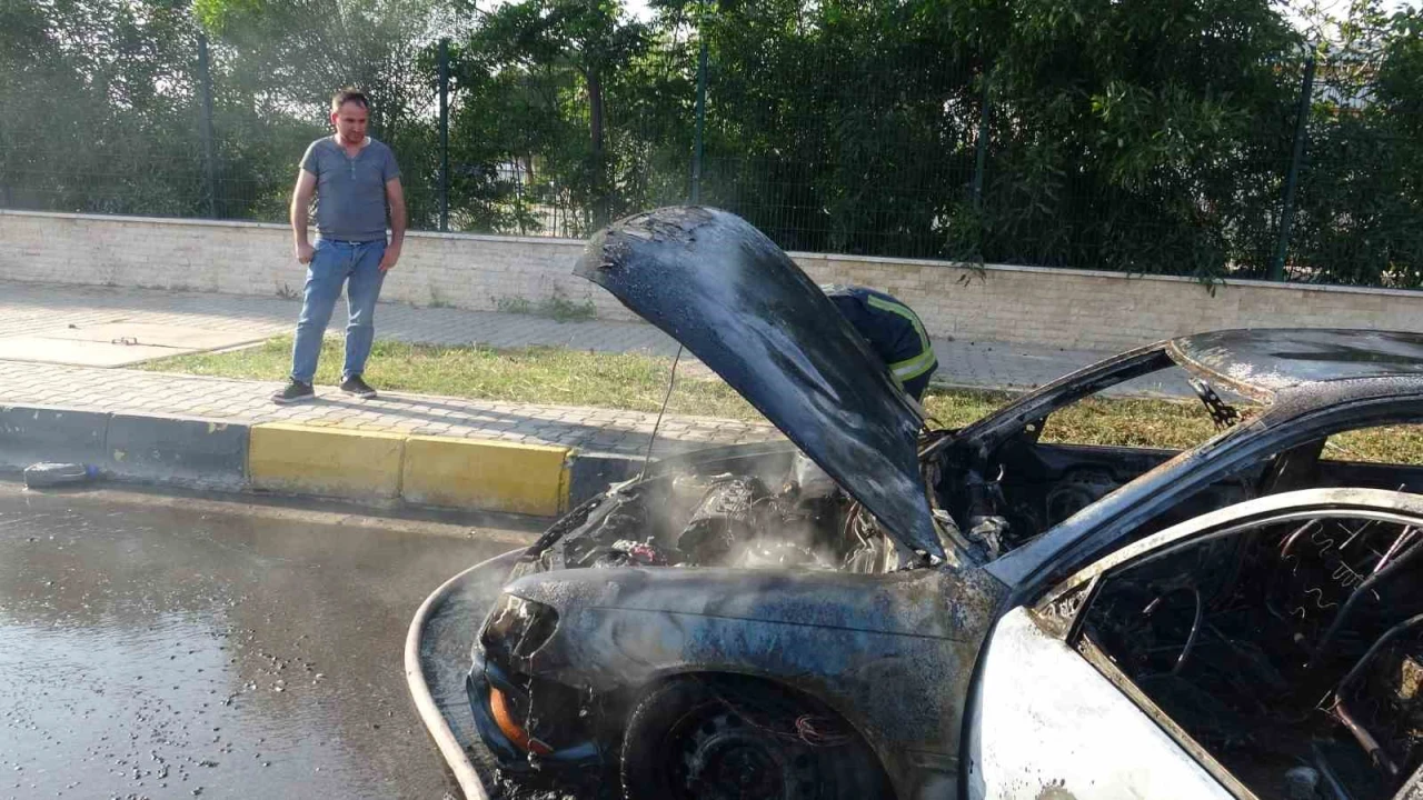 Antalyada evine gitmek üzere yola çıkan sürücünün otomobili alev alev yandı