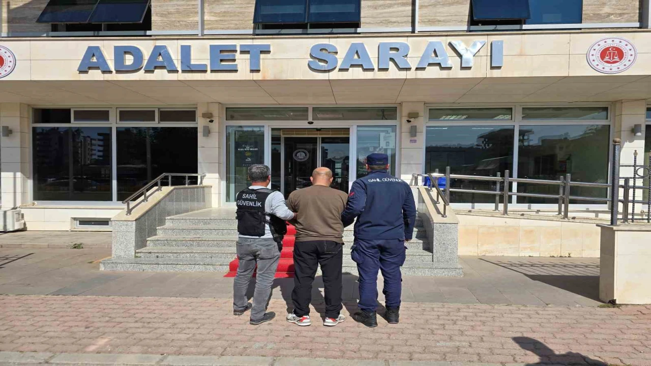 Antalyada göçmen kaçakçılığı suçundan aranan şahıs yakalandı