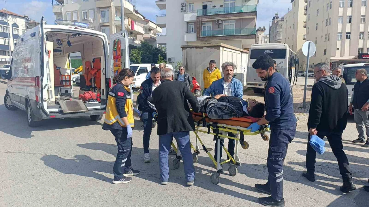 Antalyada hafif ticari araç motosikletle çarpıştı: 2 yaralı
