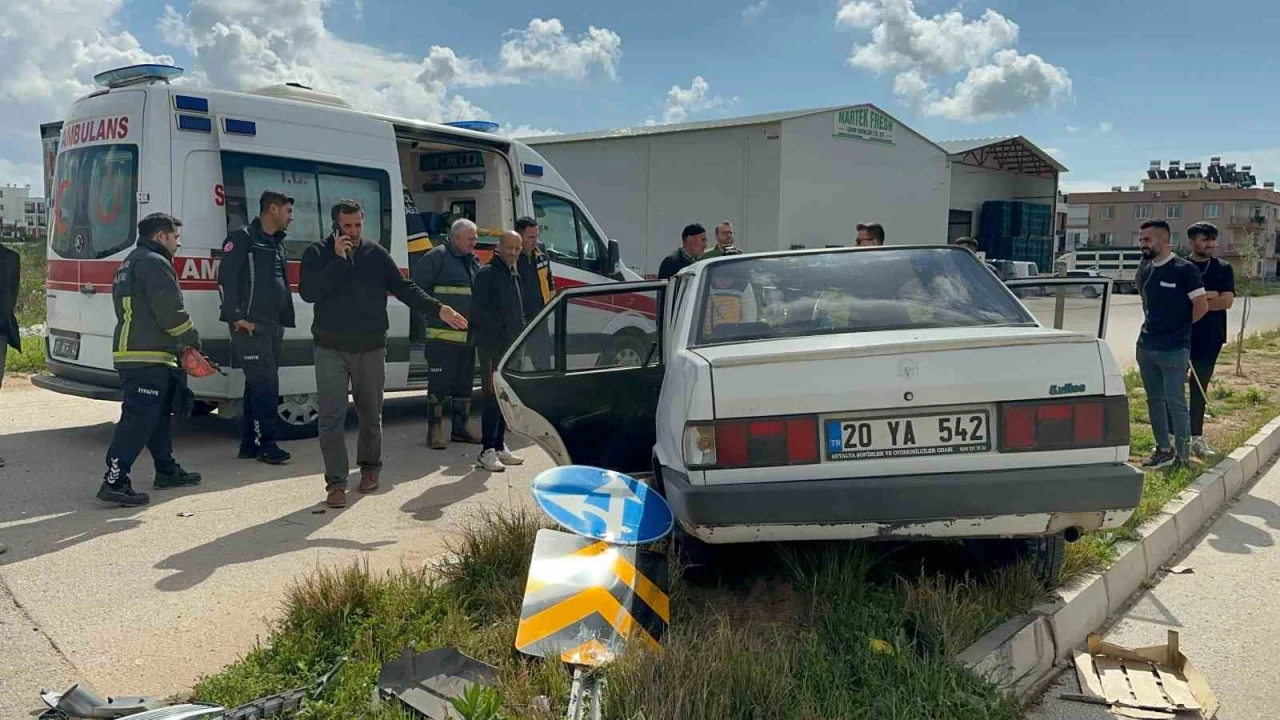 Antalyada hastaneye giderken kaza yaptılar: 1i çocuk 5 yaralı