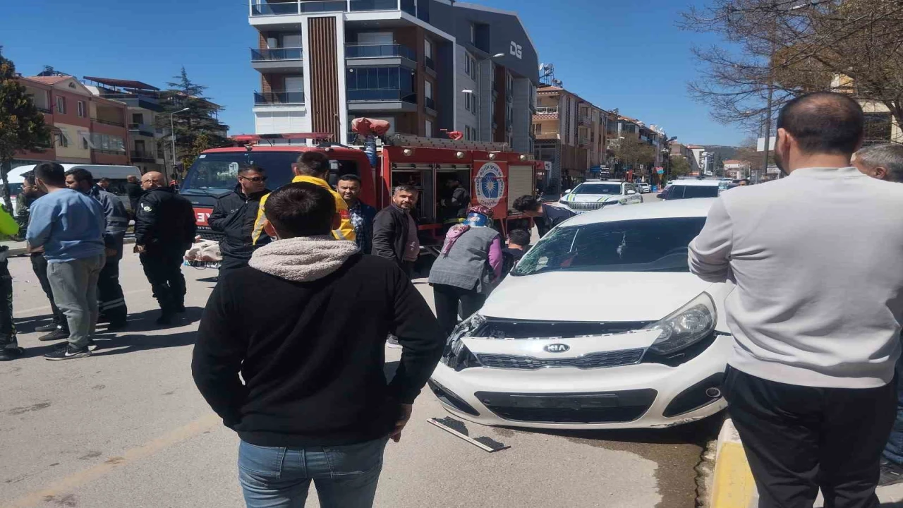 Antalyada iki otomobil çarpıştı: 4 yaralı