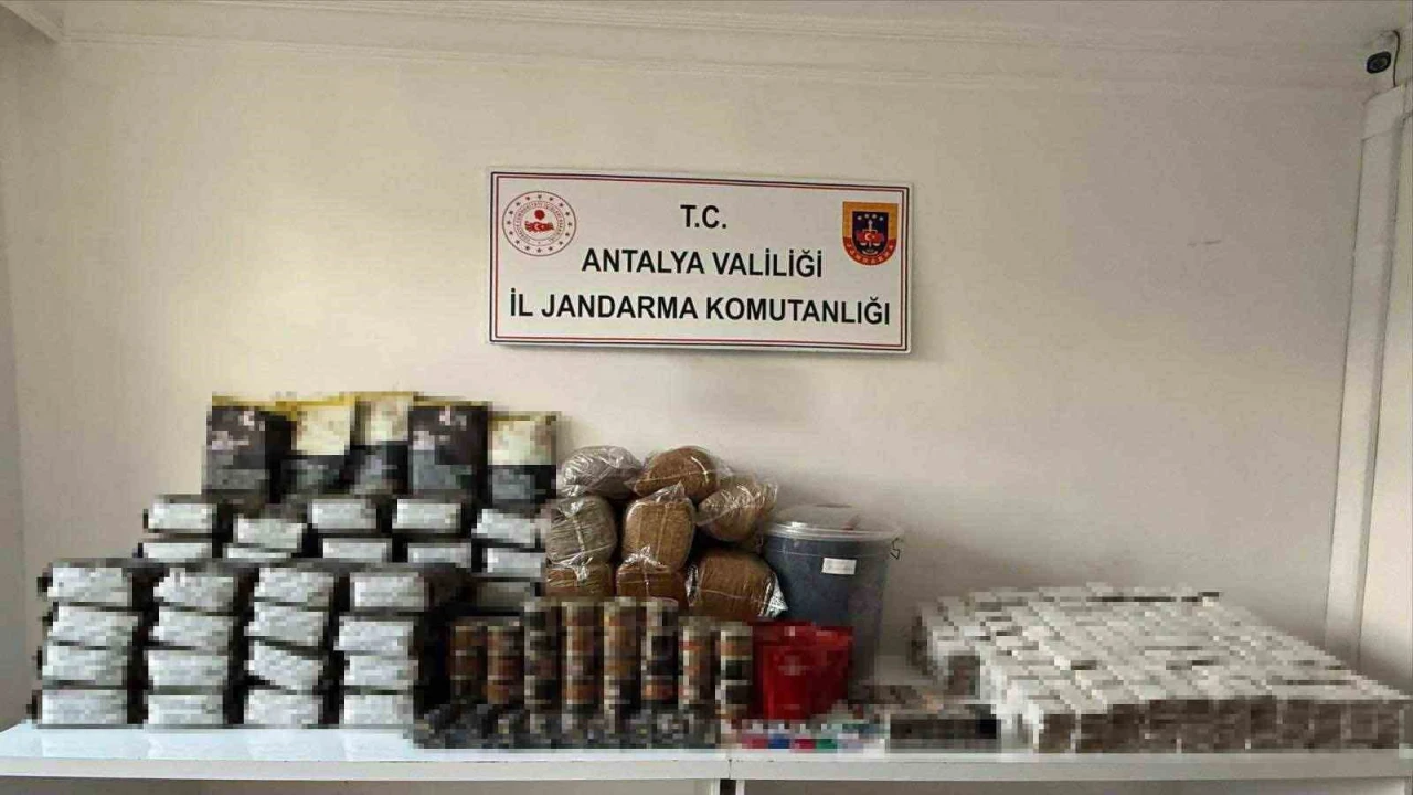 Antalyada kaçak çay ve tütün operasyonu