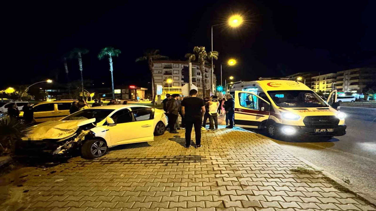 Antalyada kırmızı ışık ihlali kazayı beraberinde getirdi: 2si çocuk 4 yaralı