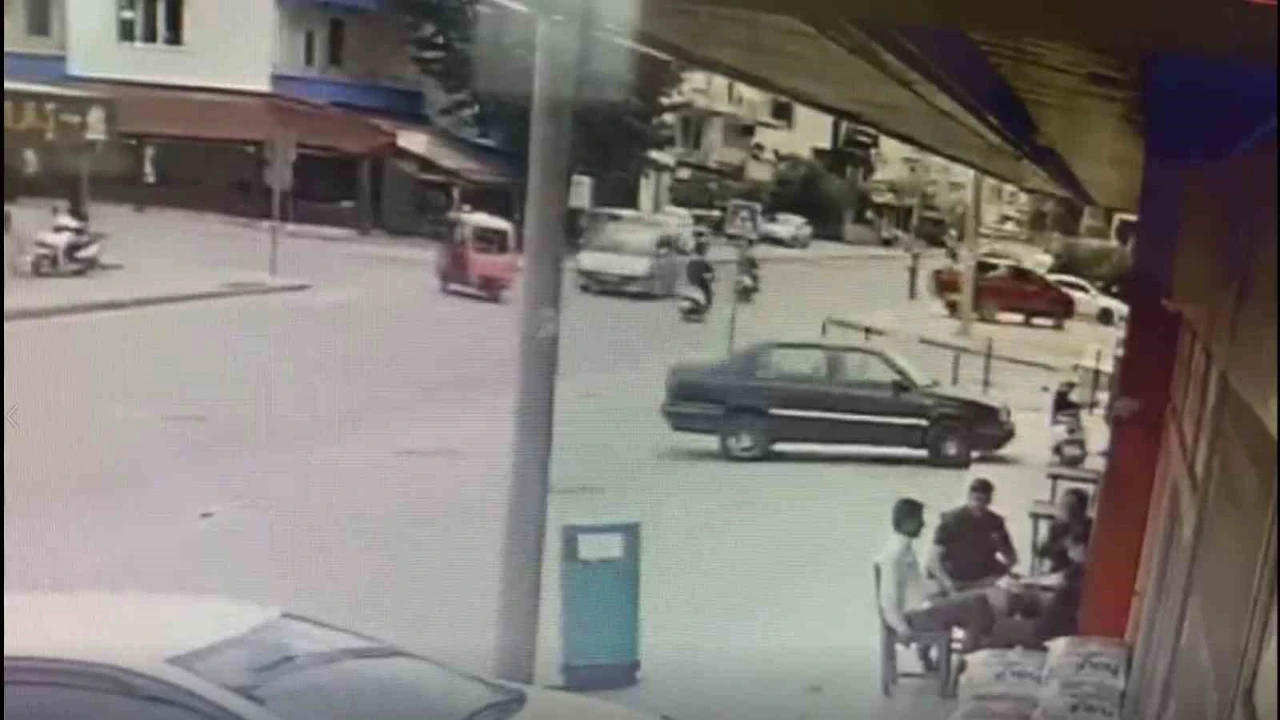Antalyada motosiklet ile hafif ticari araç çarpıştı: Kaza anı kamerada