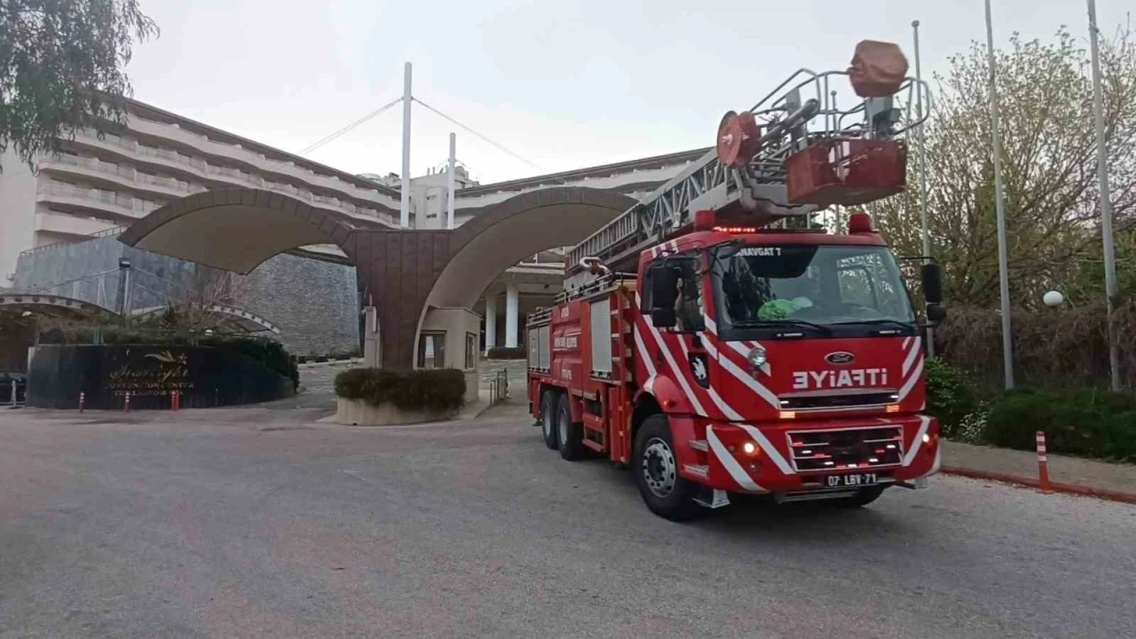 Antalyada otelin santralinde çıkan yangın çalışanlarca söndürüldü