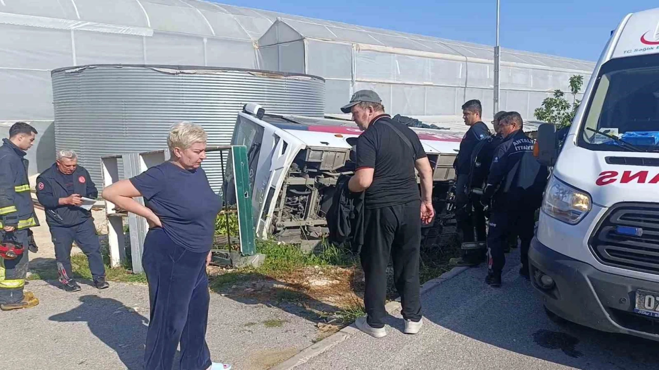Antalyada tur midibüsü devrildi, Rus uyruklu 18 turist yaralandı