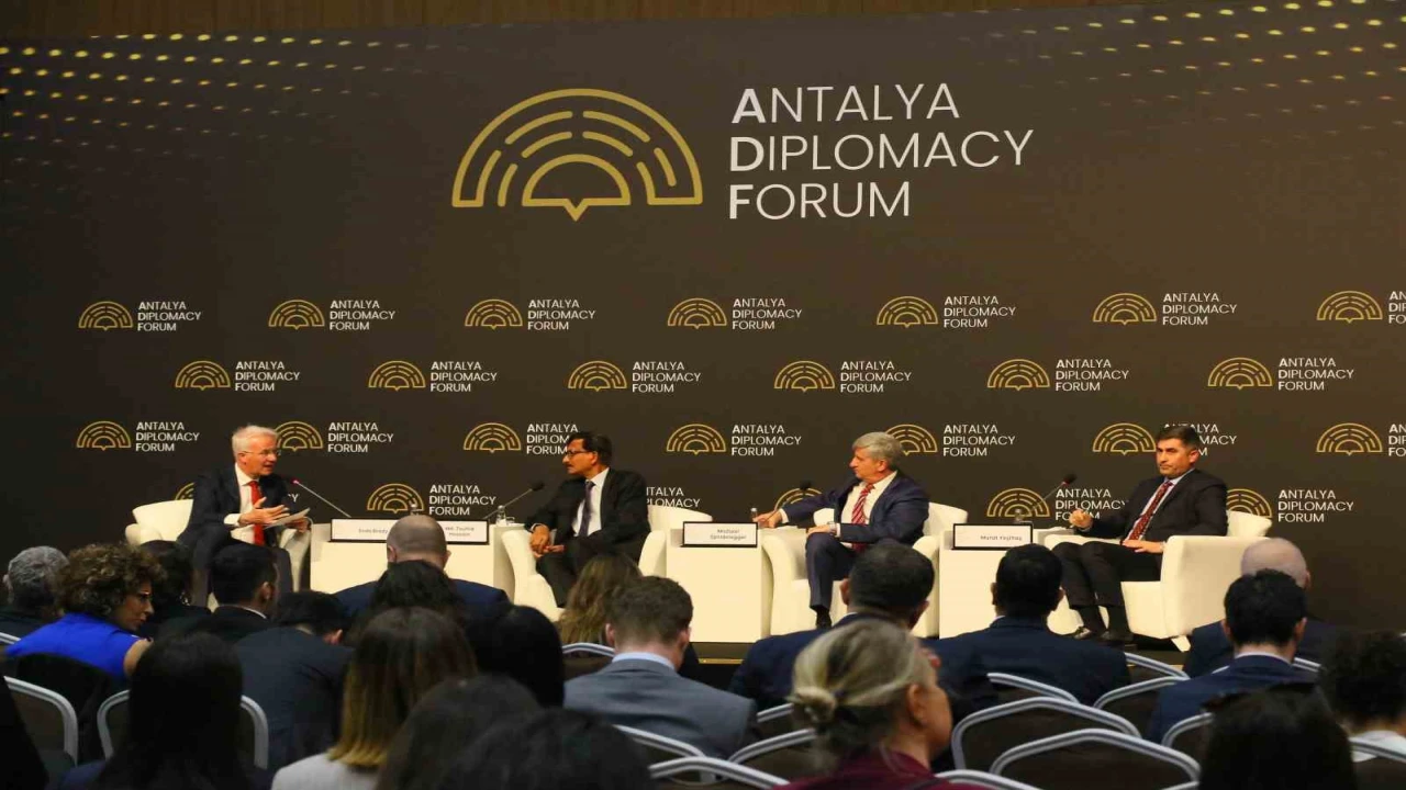 Antalyada zorunlu göç masaya yatırıldı: Çocuklar umudunu yitiriyor, geri dönüş güvenliğe bağlı