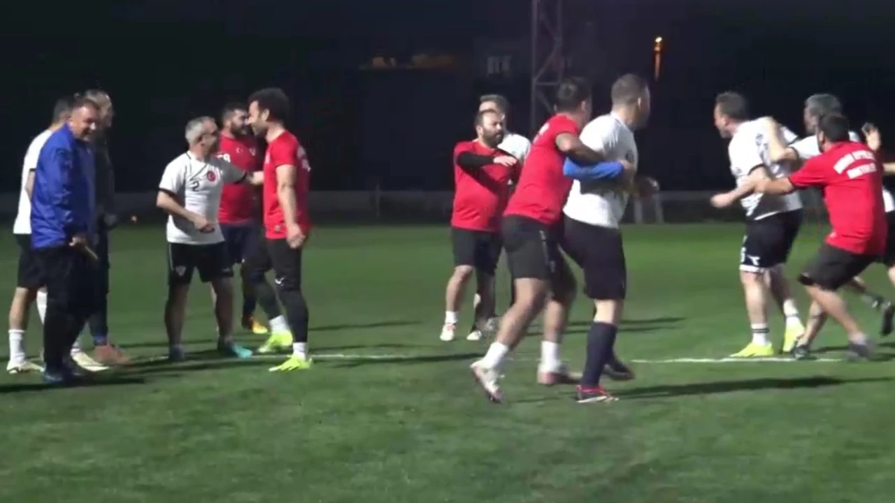 Antrenmanda kavga var ihbarına geldiler, meşaleler eşliğinde pastayı görünce şaşırdılar