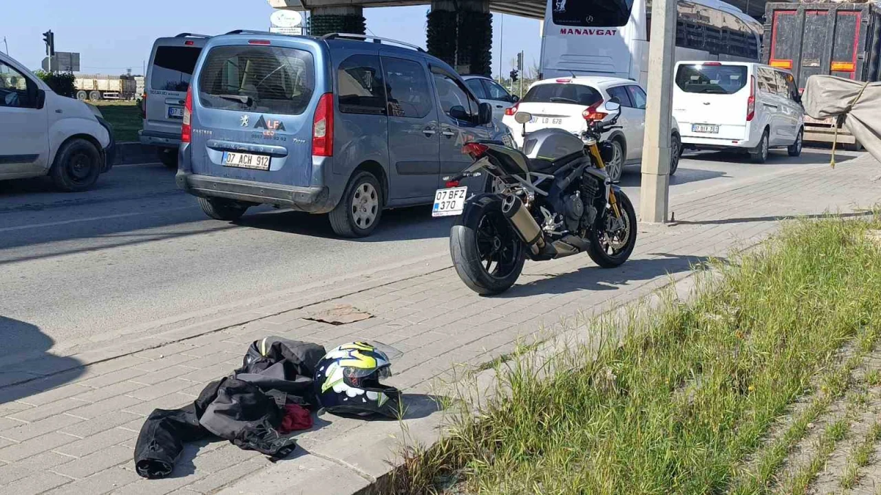Araçların arasından geçen motosiklet karşıya geçen yayaya çarptı: 1 yaralı