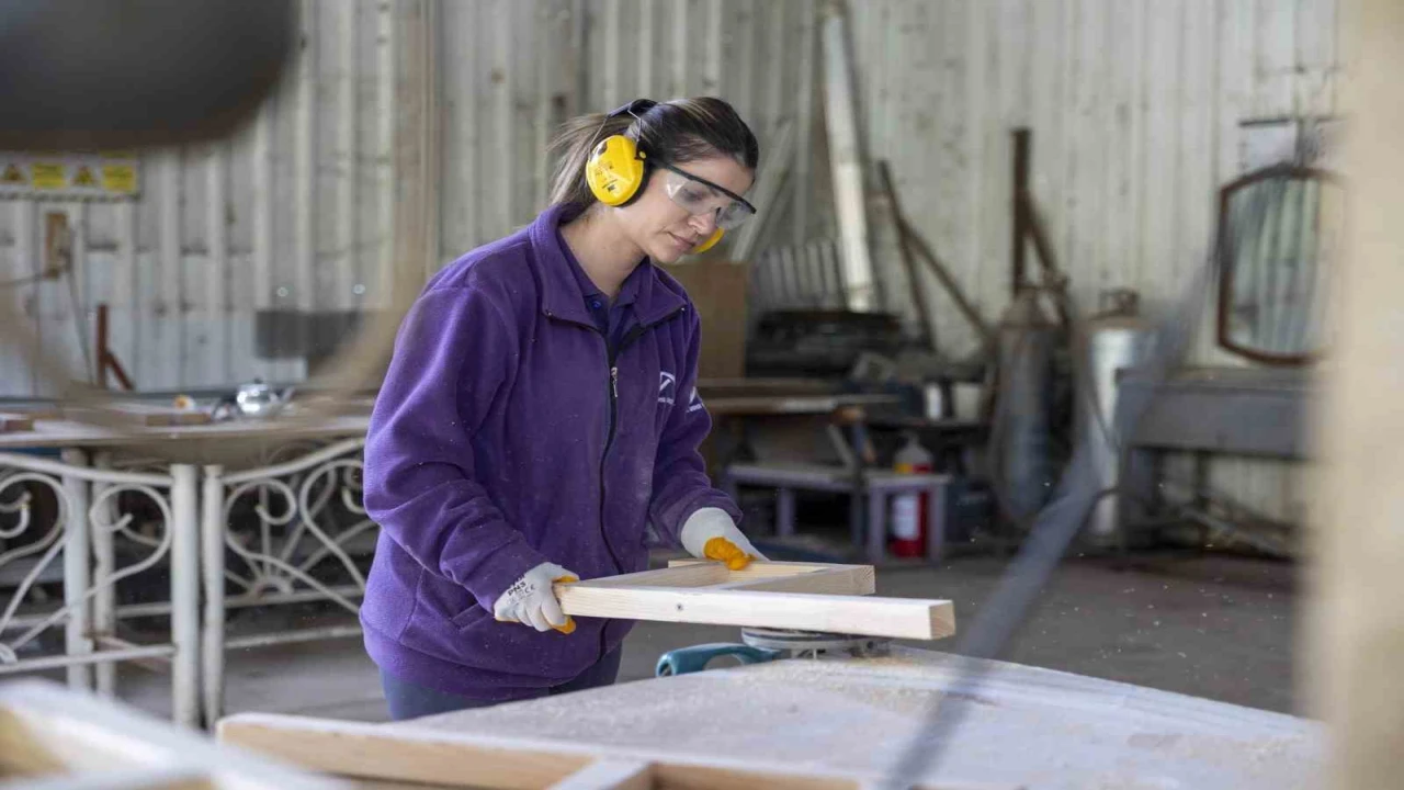 Atık malzemeler Teslime Ustanın ellerinde yeniden dönüşüyor