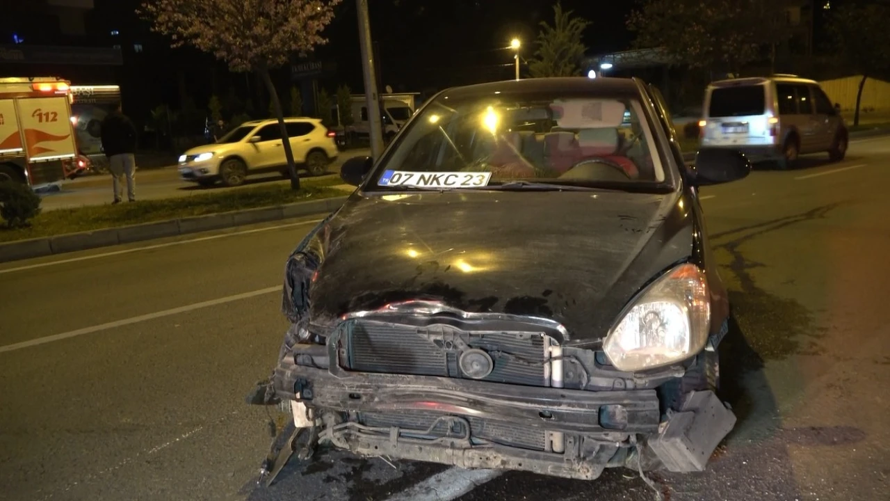 Aydınlatma direği ve bariyerlere çarpan otomobilin sürücüsü yaralandı