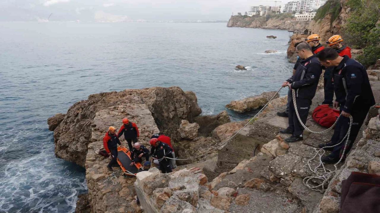 Balık keyfi hastanede son buldu: Falezlerden düşerek bacağını kırdı
